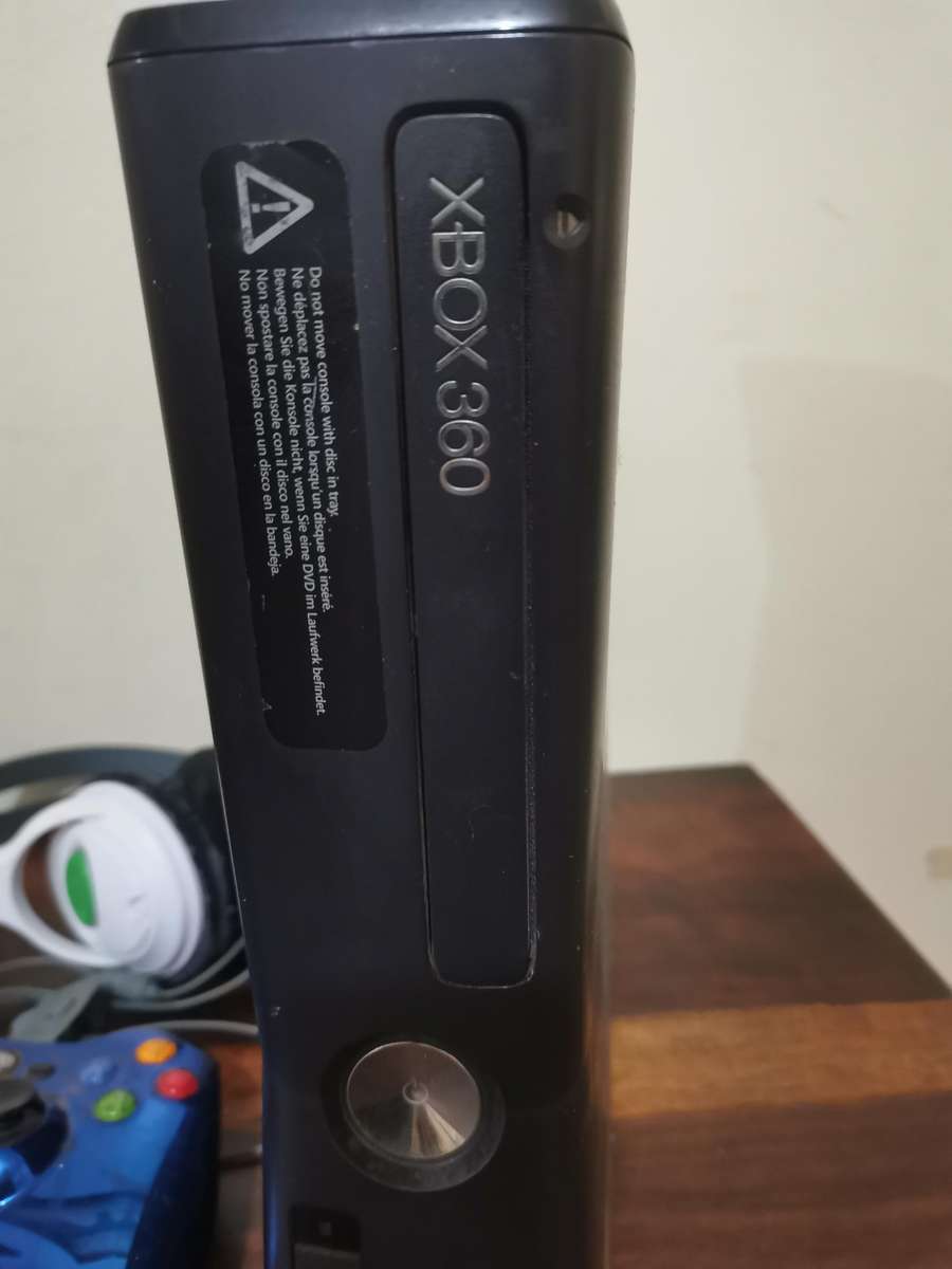 Xbox 360 Console plus Accessories for Spares or Repair