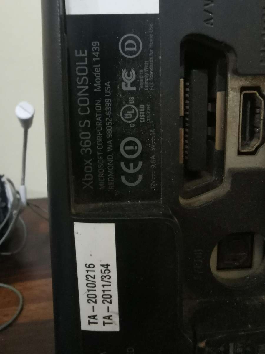 Xbox 360 Console plus Accessories for Spares or Repair