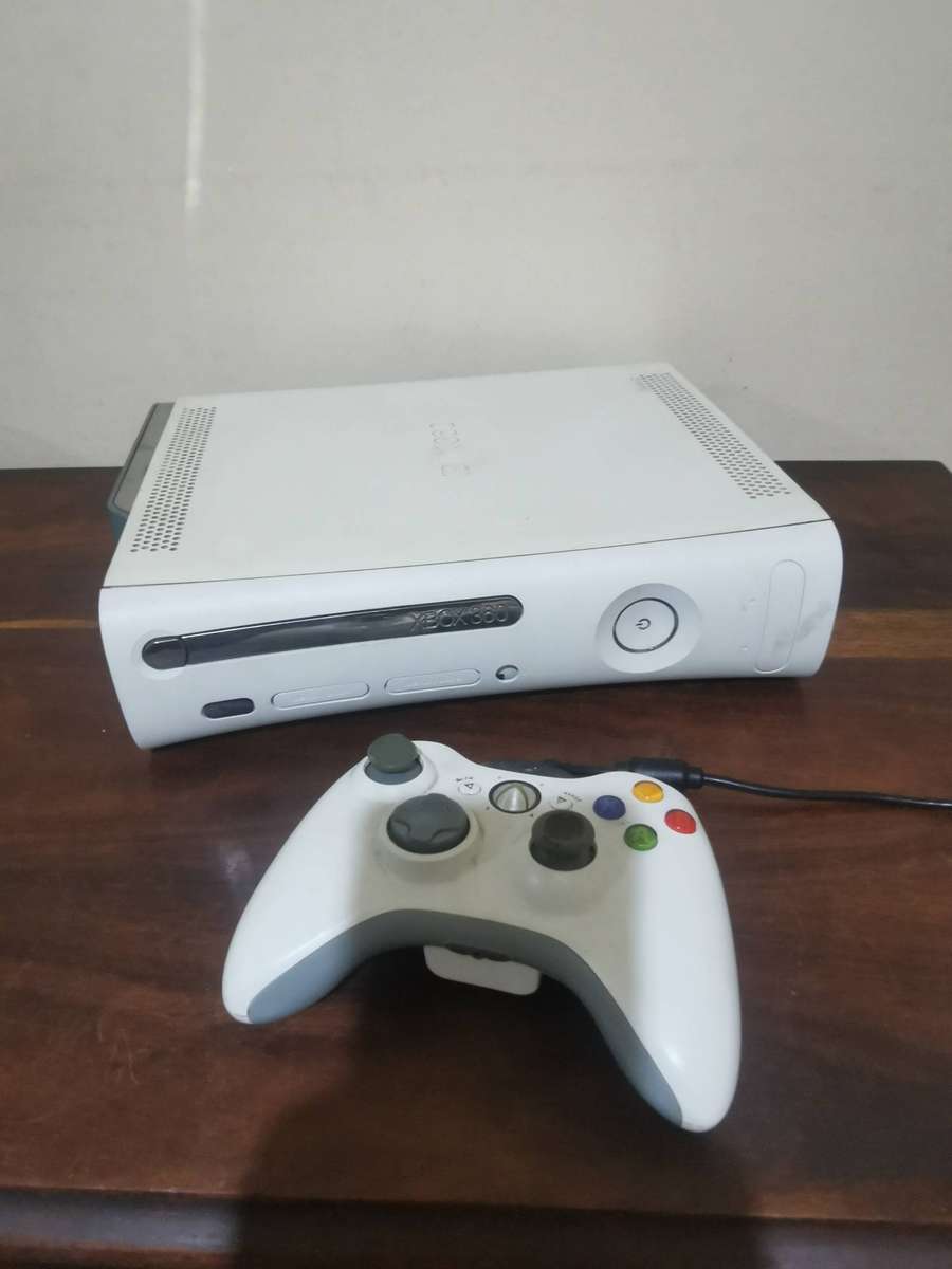 White Xbox 360 Console with Original Remote and Cables