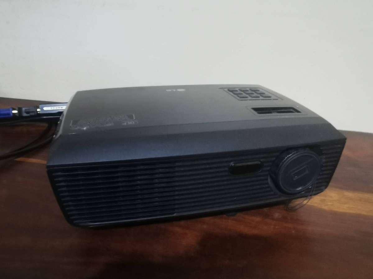 LG Projector DLP - see pics