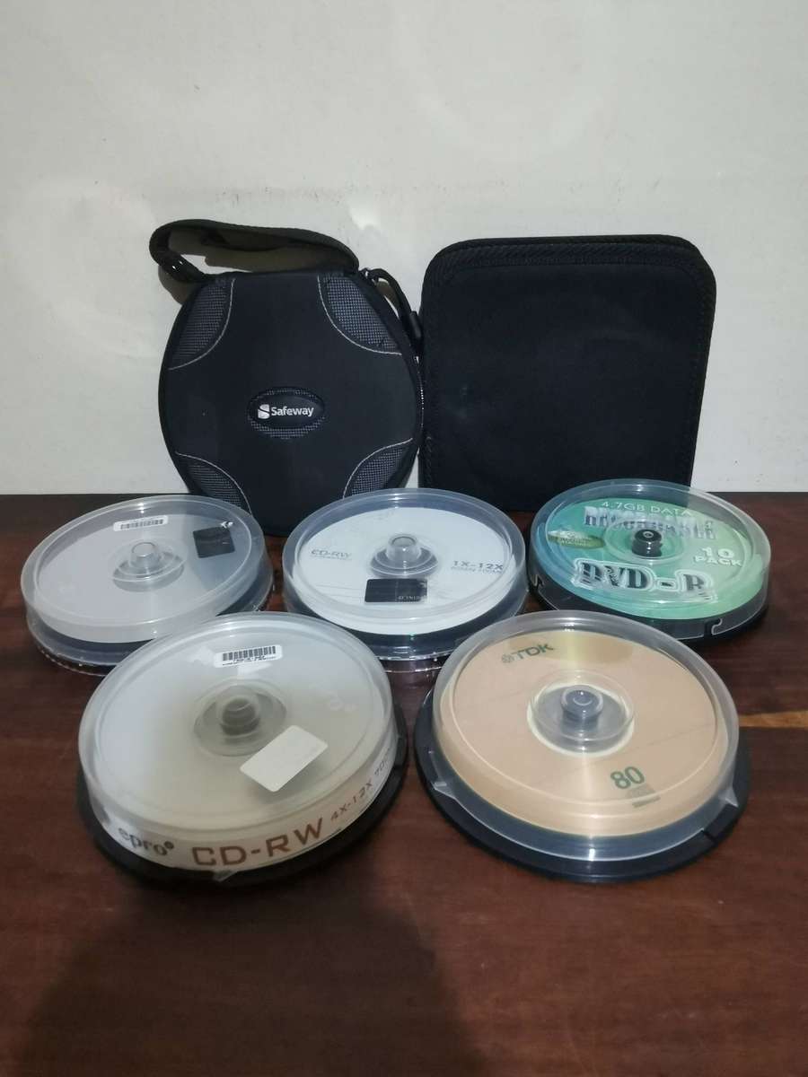 Blank DVD and CD Lot x35 Discs with 2 CD Pouches