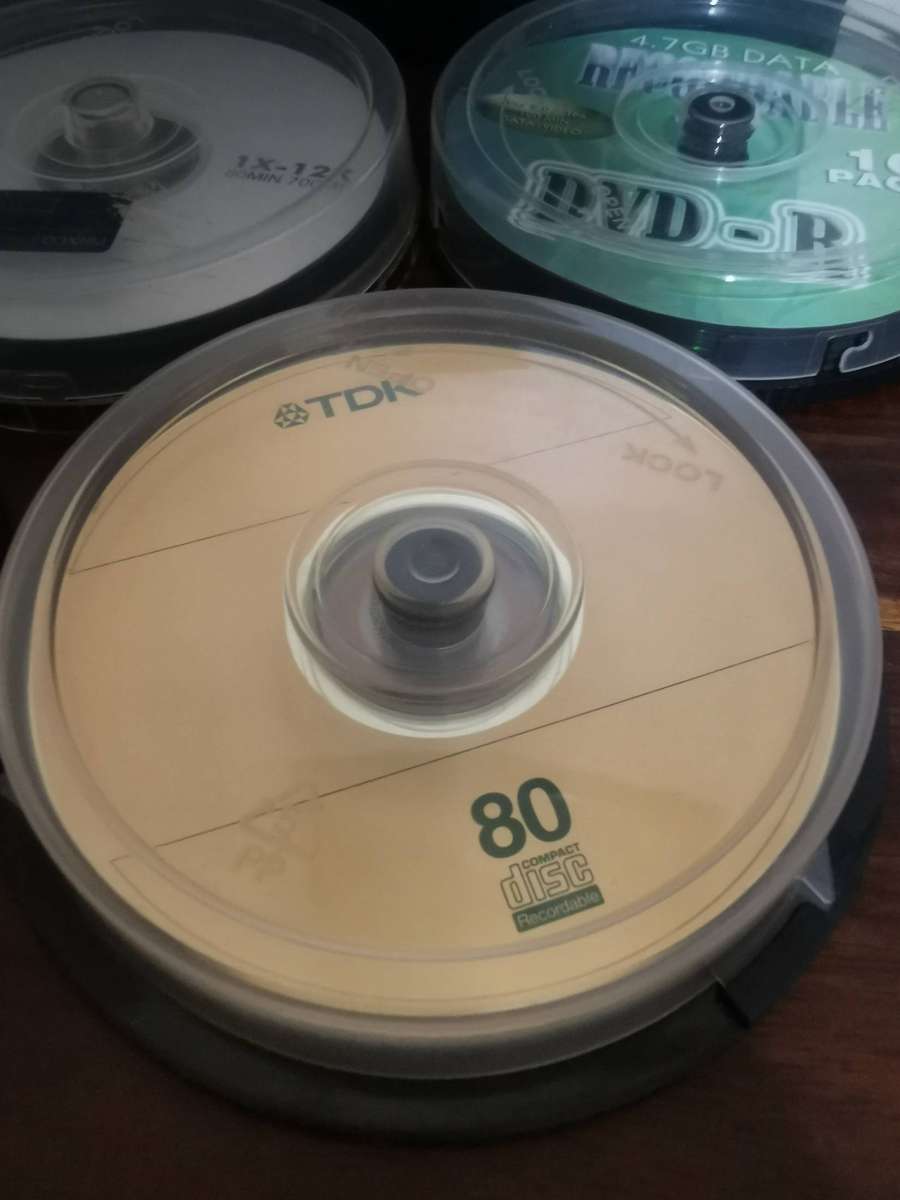 Blank DVD and CD Lot x35 Discs with 2 CD Pouches