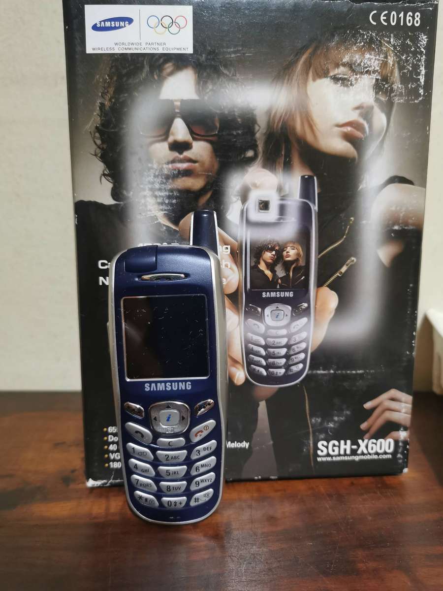 Samsung SGH-X600 Cell Phone with Original Box and Charger