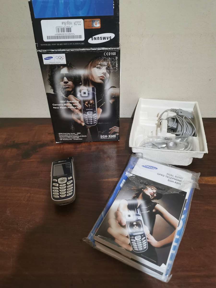 Samsung SGH-X600 Cell Phone with Original Box and Charger