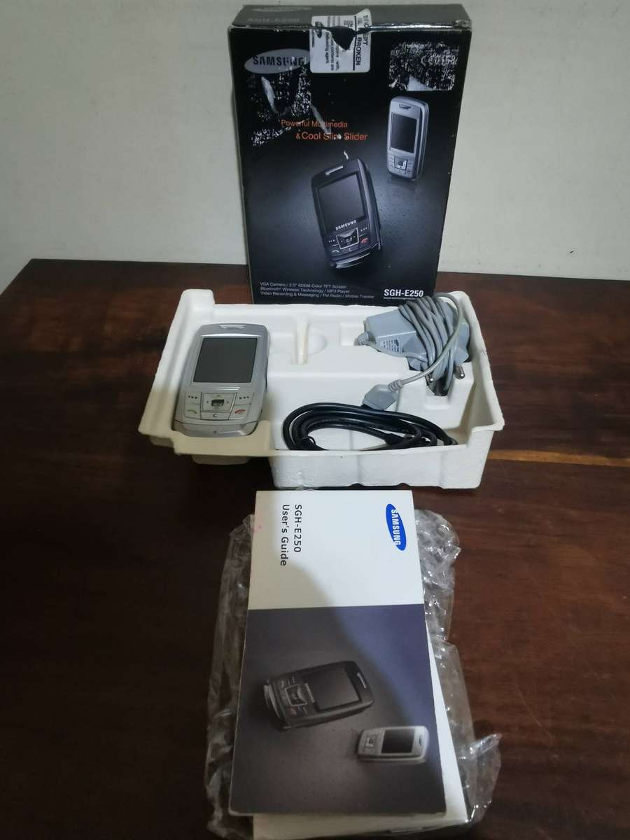 Samsung SGH-E250 Cell Phone with Original Box and Charger
