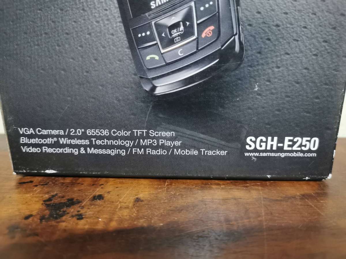 Samsung SGH-E250 Cell Phone with Original Box and Charger