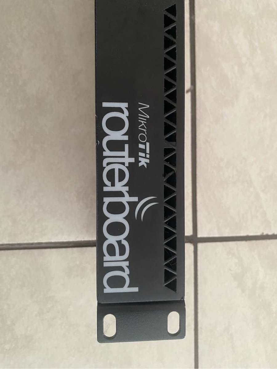 MikroTik RouterBOARD - MODEL RB2011iL-RM