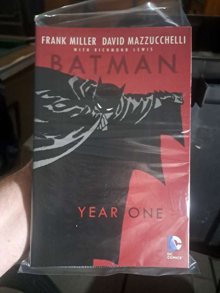 Batman Year One [ISBN 9781401207526] (DC)