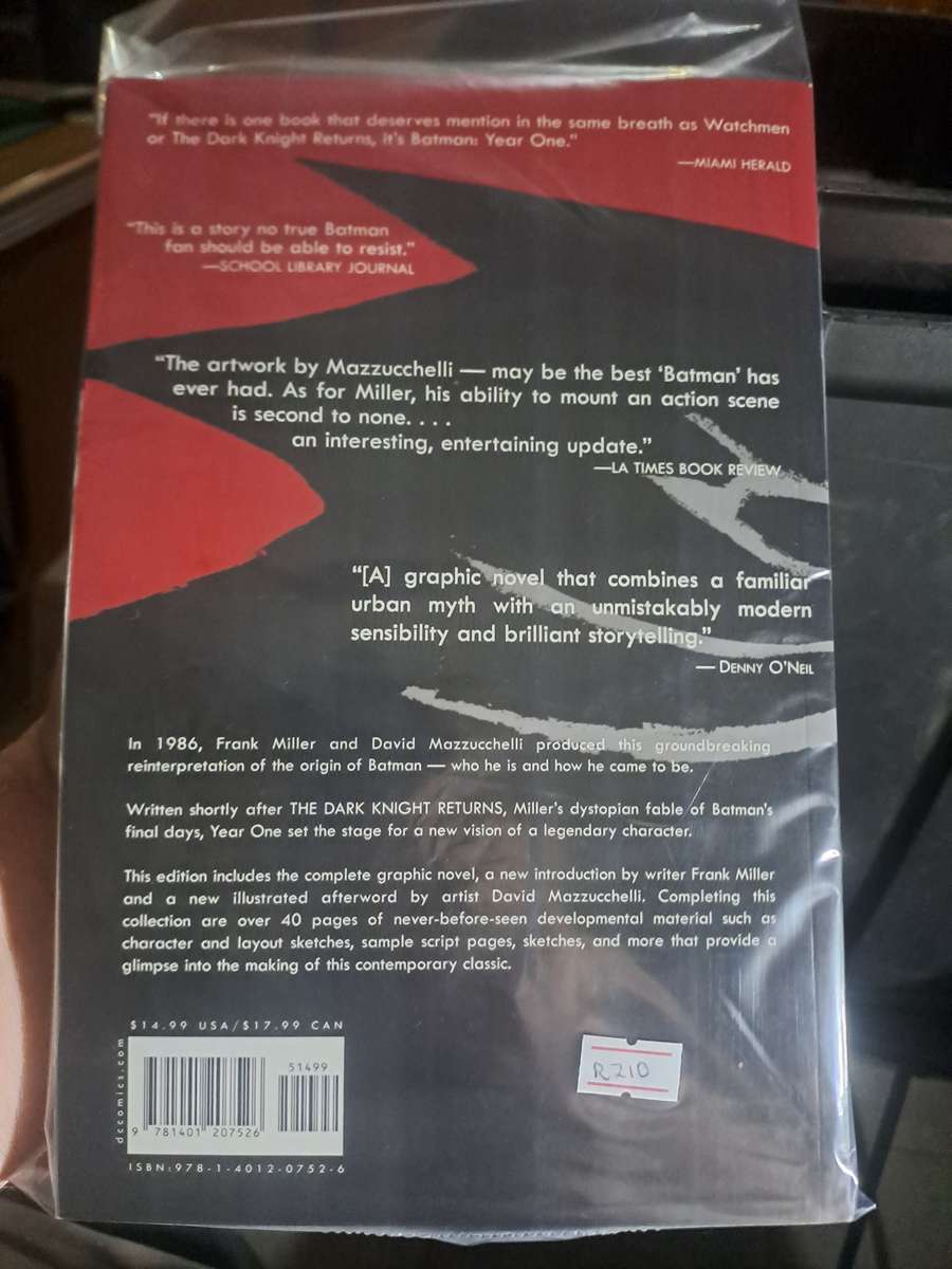 Batman Year One [ISBN 9781401207526] (DC)