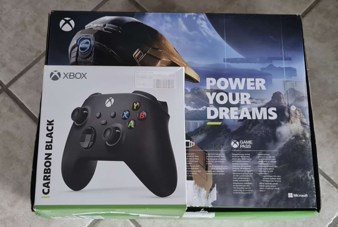 Xbox Series X 1TB with 2x Original Black Controllers with Wireless chargers. Mint Condition