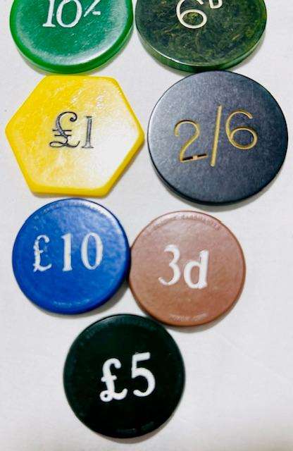 VINTAGE UK CASINO TOKENS AND ONE 500$ LAS VEGAS CASINO TOKEN (8 TOKENS IN TOTAL)