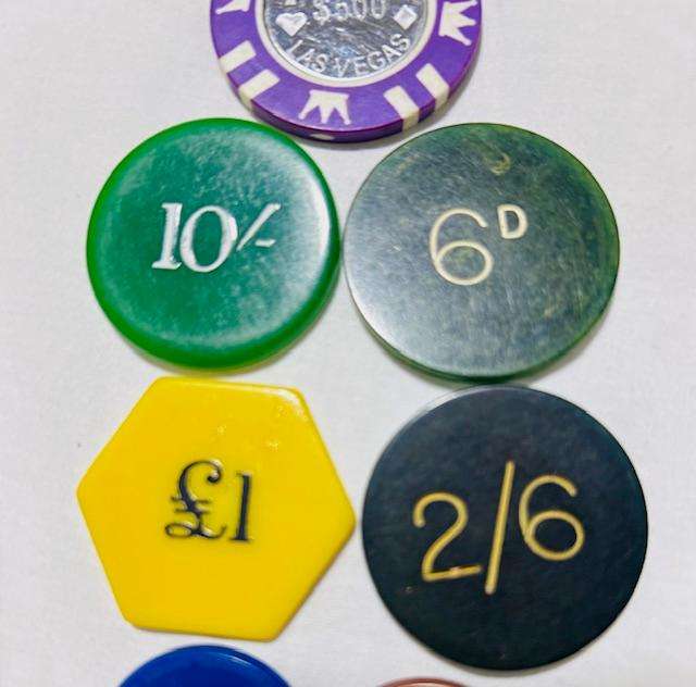 VINTAGE UK CASINO TOKENS AND ONE 500$ LAS VEGAS CASINO TOKEN (8 TOKENS IN TOTAL)