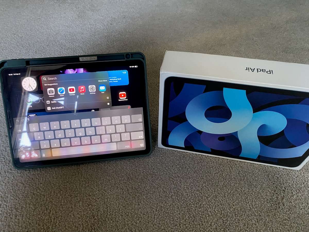 Like New iPad Air 4th Gen | 64GB | Free Folio Cover!