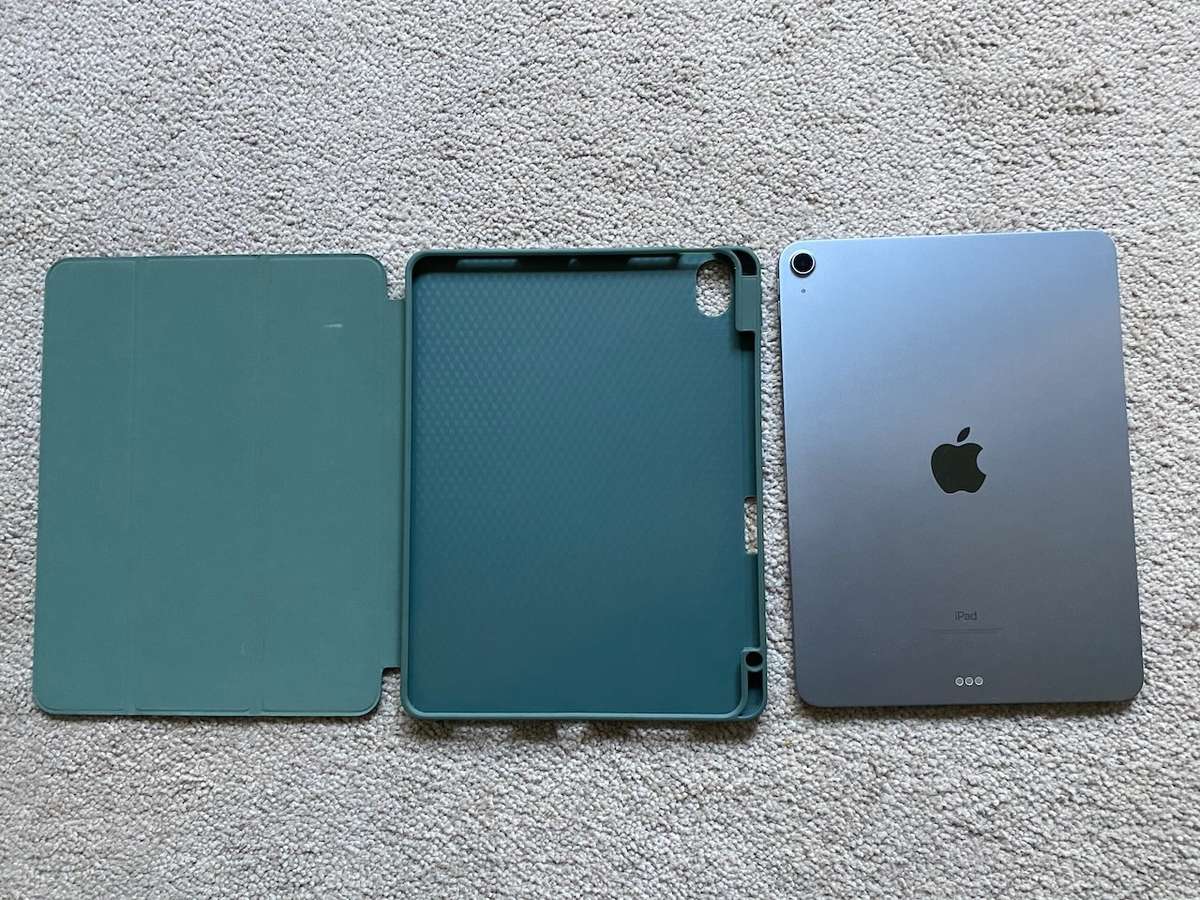 Like New iPad Air 4th Gen | 64GB | Free Folio Cover!