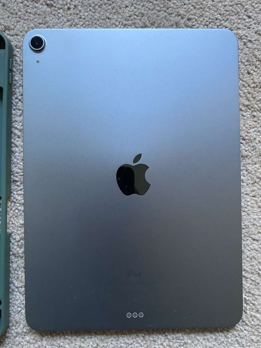 Like New iPad Air 4th Gen | 64GB | Free Folio Cover!