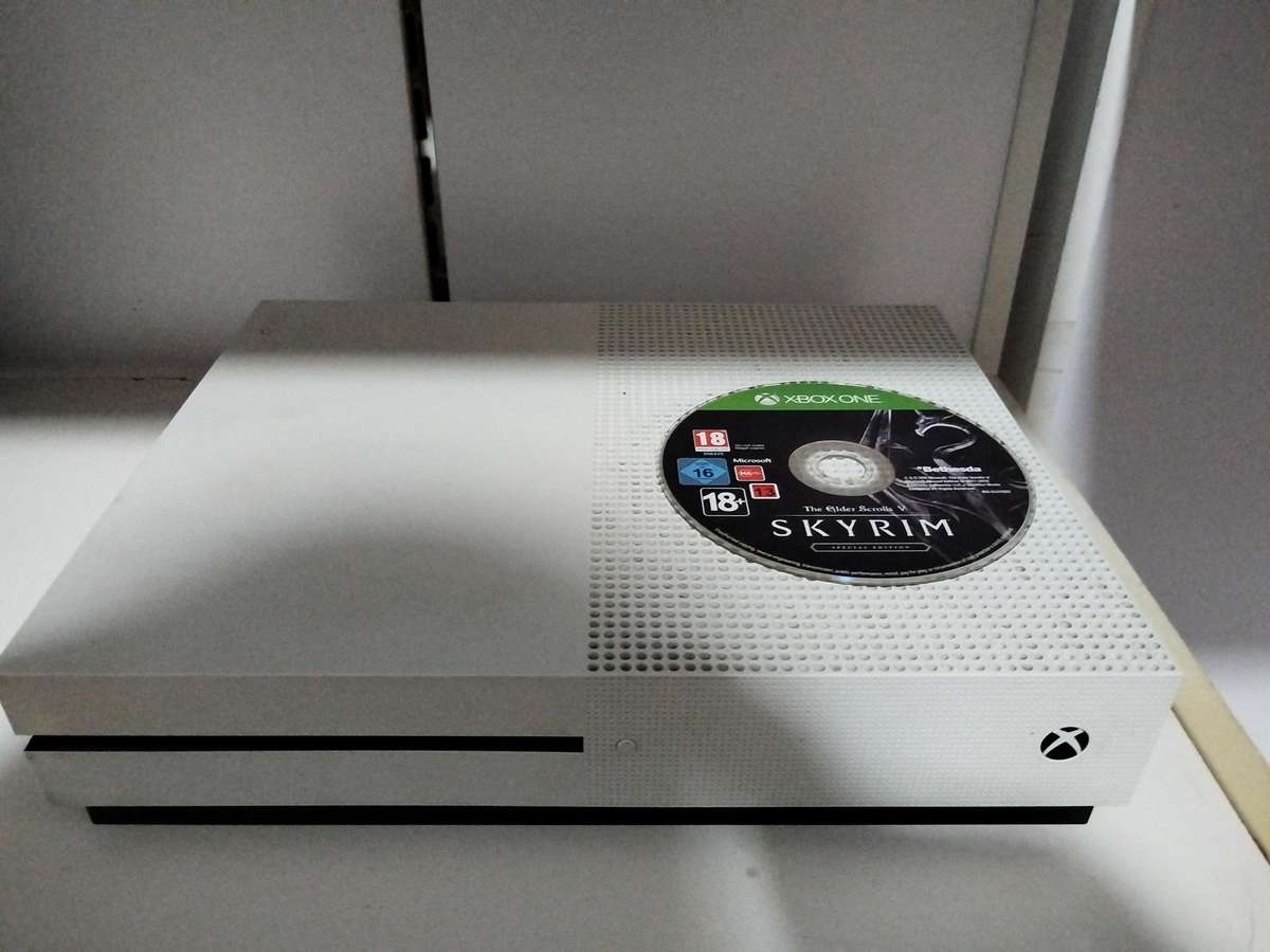 Xbox 1 s with skyrim game no remote