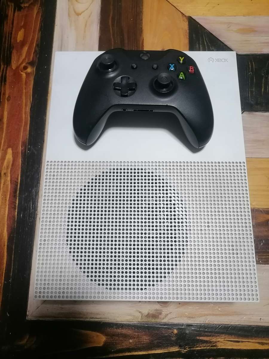 XBox 1 S with GTA5 and controller.