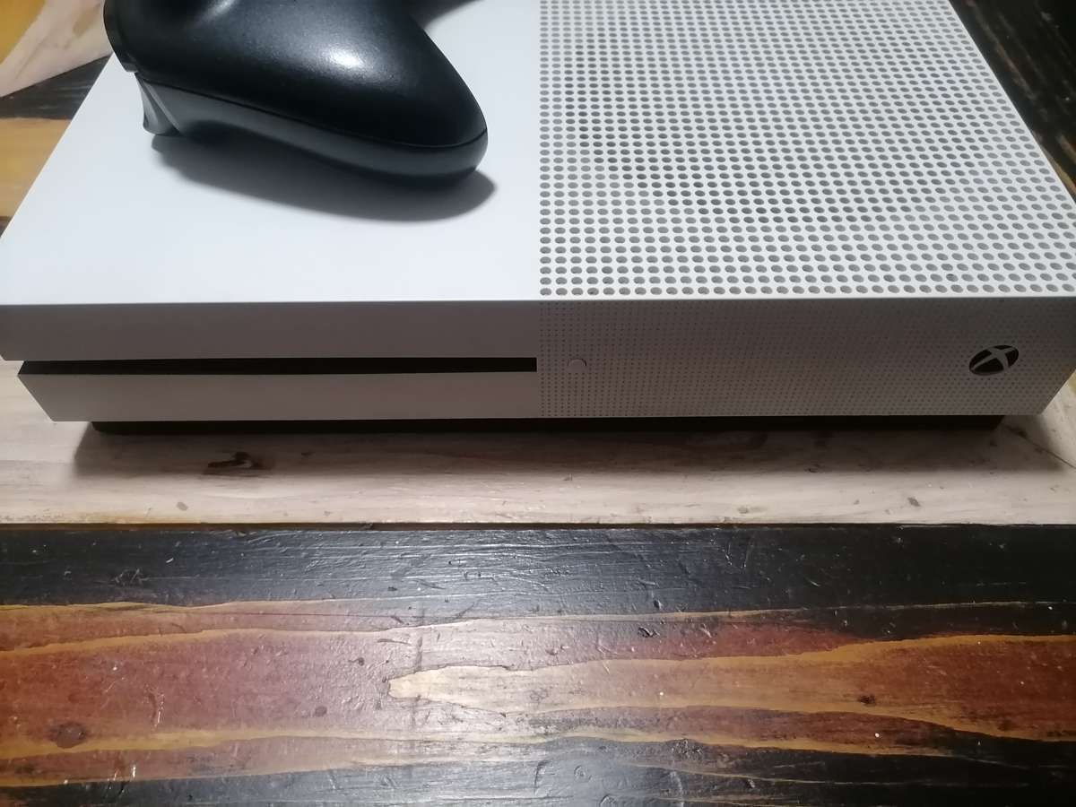 XBox 1 S with GTA5 and controller.