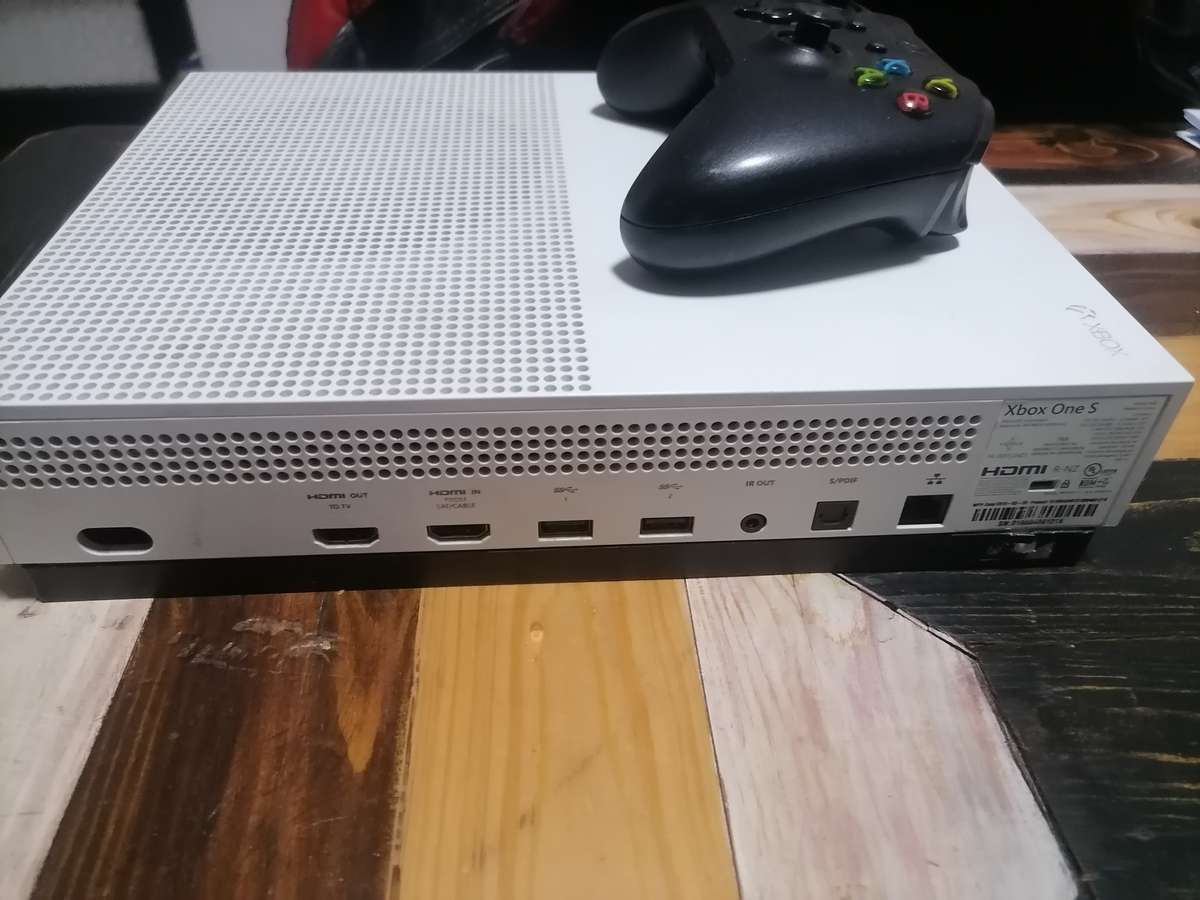 XBox 1 S with GTA5 and controller.