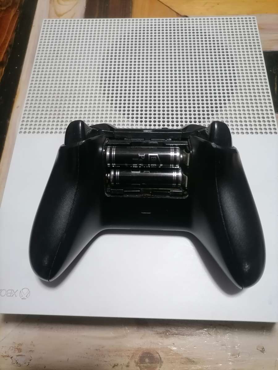 XBox 1 S with GTA5 and controller.