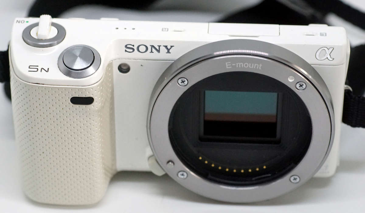 Sony 5N mirrorless APSC touch screen camera - Lens not included