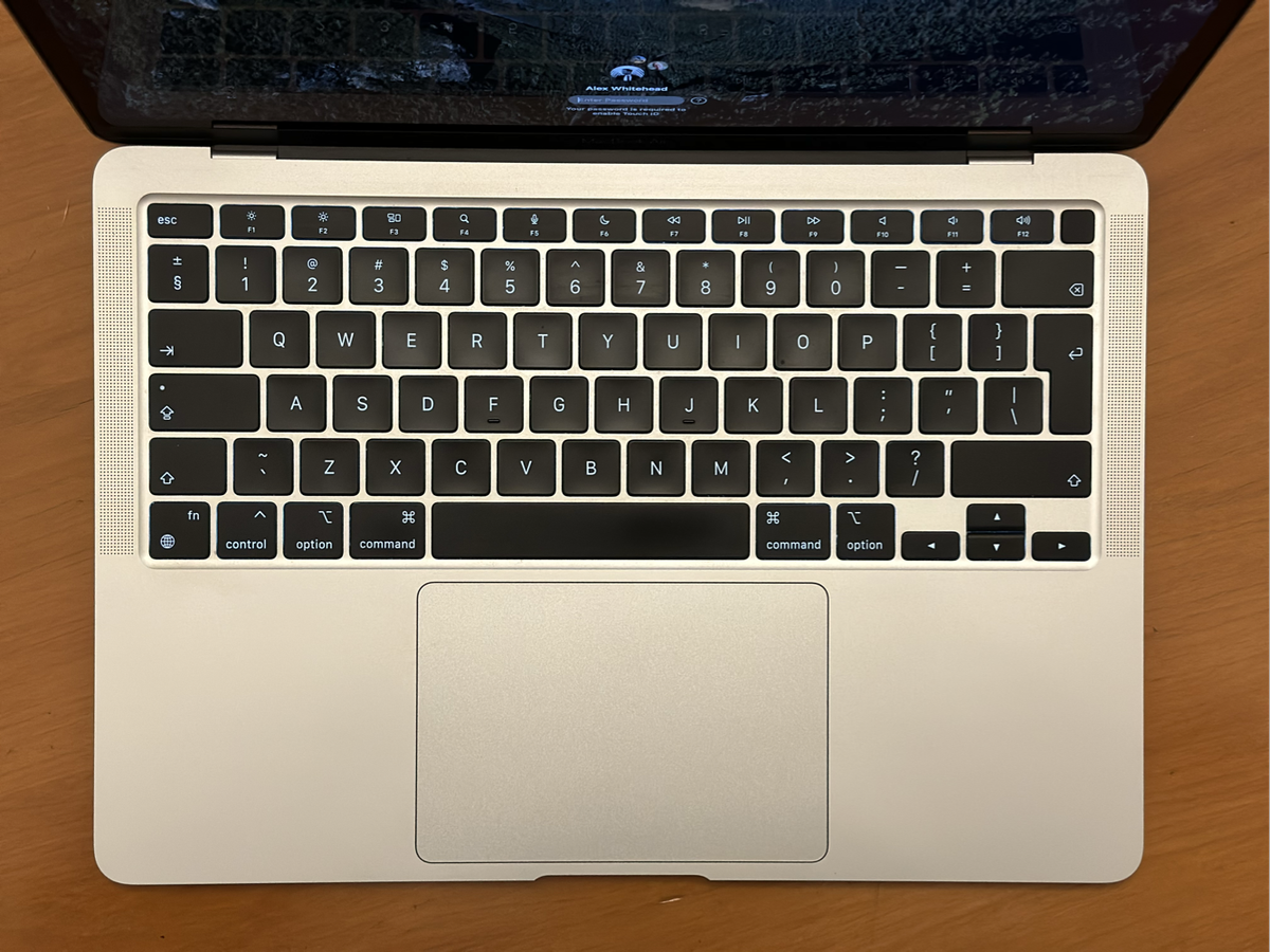 MacBook Air M1 256GB SSD, Silver, Pristine Condition + Thule Case