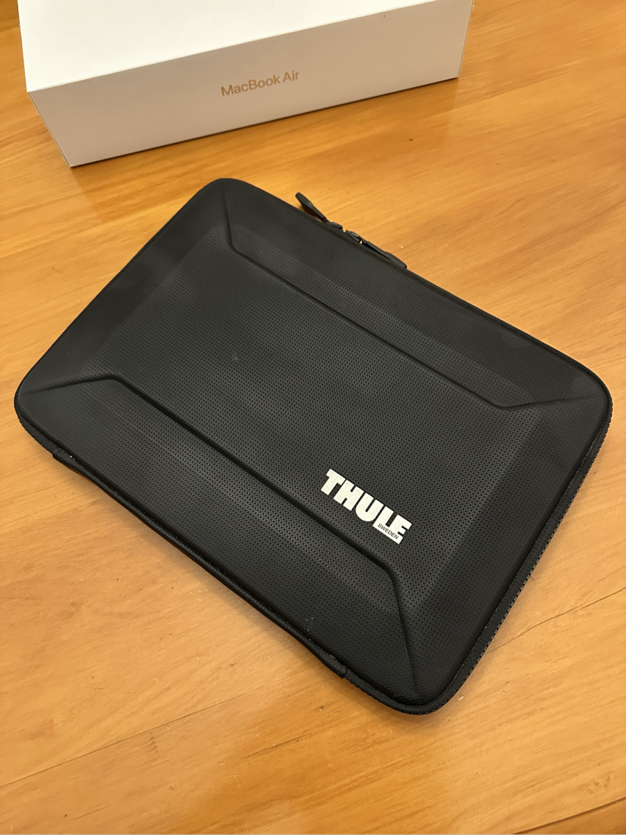 MacBook Air M1 256GB SSD, Silver, Pristine Condition + Thule Case