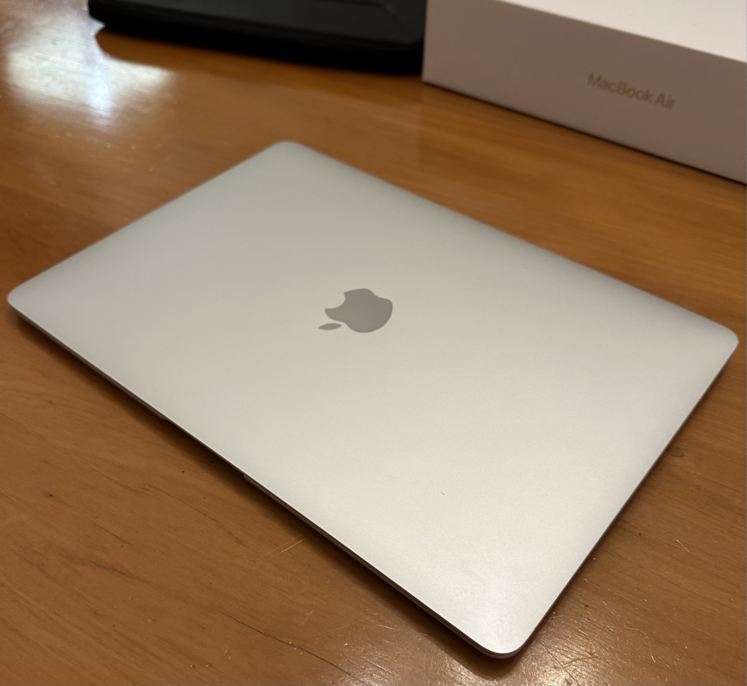 MacBook Air M1 256GB SSD, Silver, Pristine Condition + Thule Case