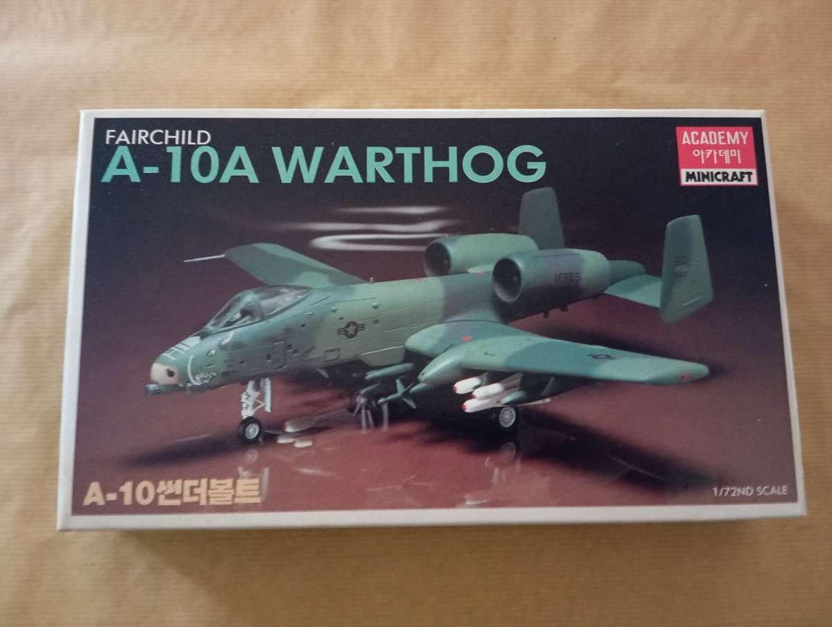 Scaled Model Kit 1:72 - Fairchild A-10A Warthog - Academy Minicraft