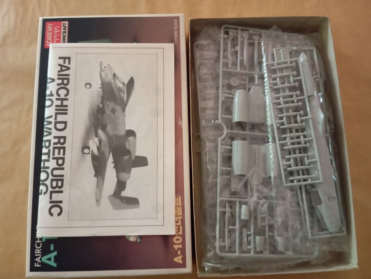 Scaled Model Kit 1:72 - Fairchild A-10A Warthog - Academy Minicraft