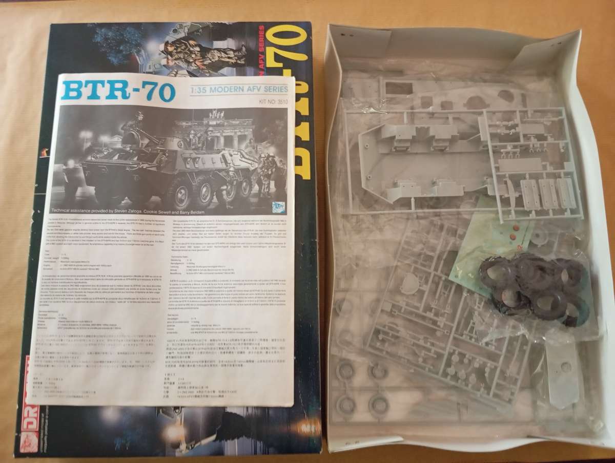 Scale Model Kit 1:35 - BTR-70 - Dragon