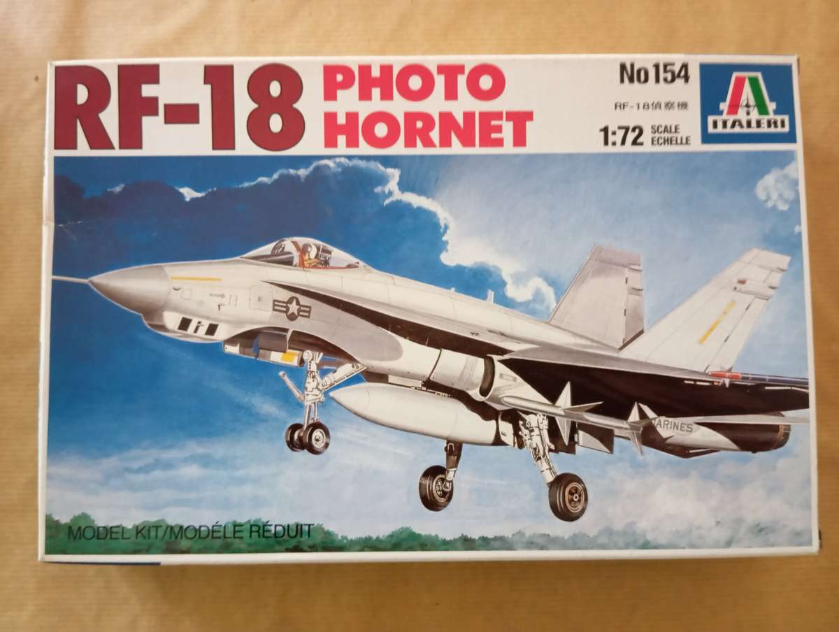Scaled Model Kit 1:72 - RF-18 Photo Hornet - Italeri