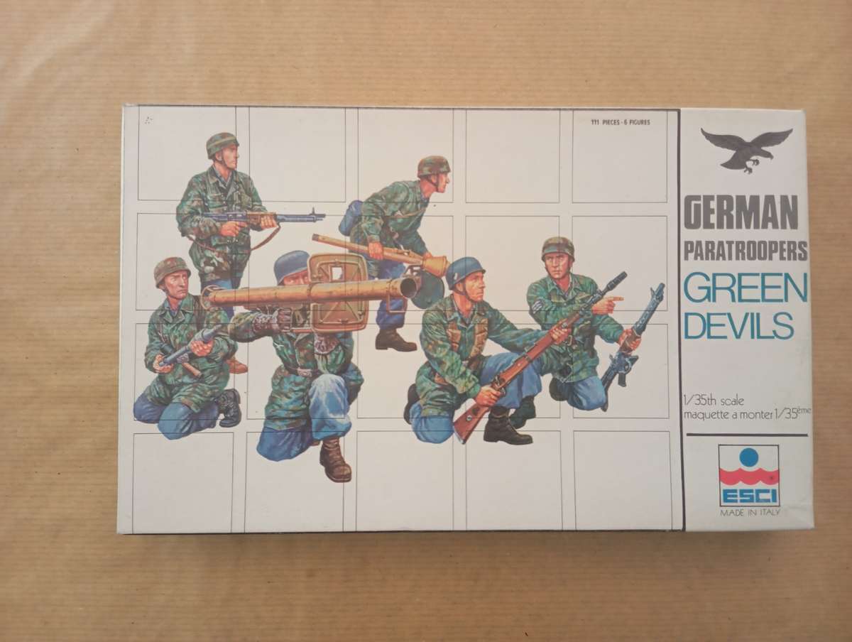 Scale Model Kit 1:35 - German Paratroopers Green Devils - ESCI