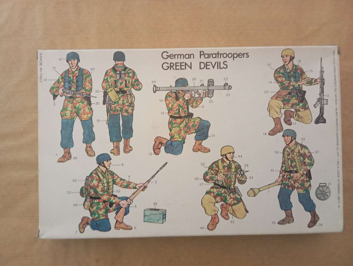 Scale Model Kit 1:35 - German Paratroopers Green Devils - ESCI