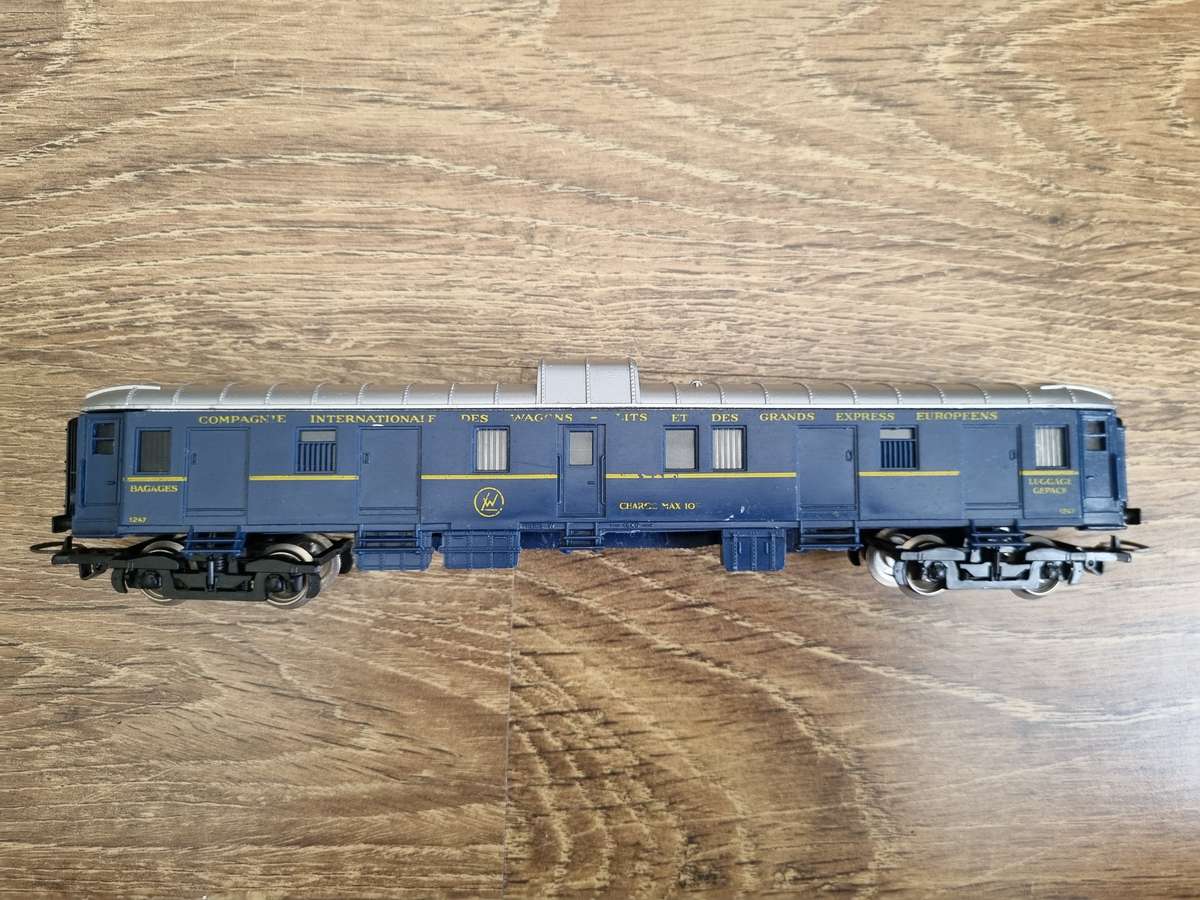 BAGGAGE CAR with red tail lights (JOUEF) and BAGGAGE /GUARDS VAN (PREFO /PIKO) - H0 SCALE