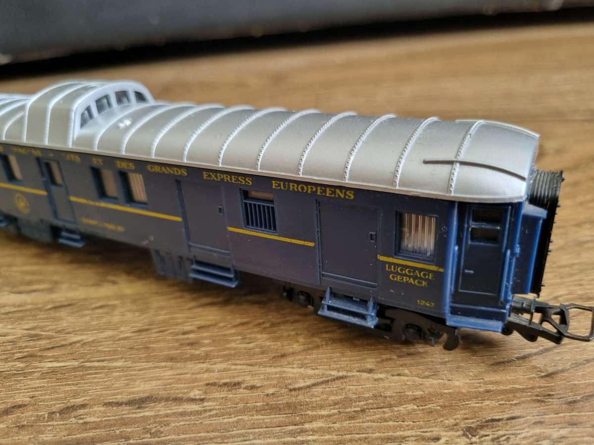 BAGGAGE CAR with red tail lights (JOUEF) and BAGGAGE /GUARDS VAN (PREFO /PIKO) - H0 SCALE