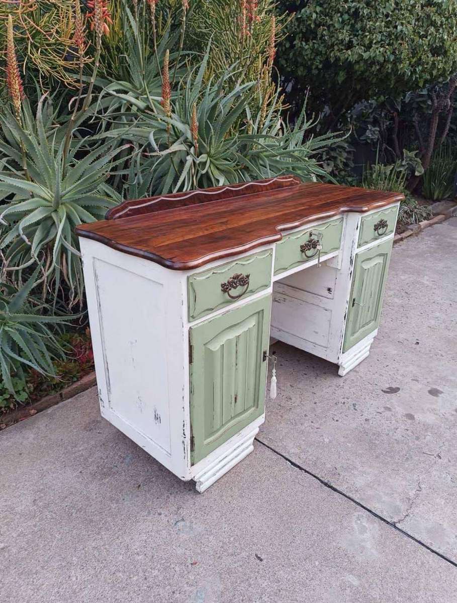 Finished dressing table