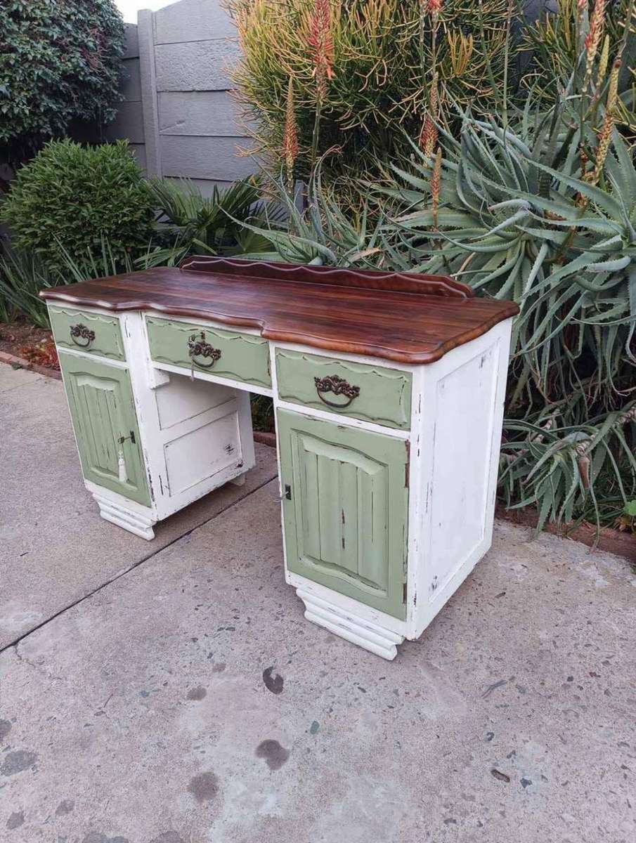 Finished dressing table