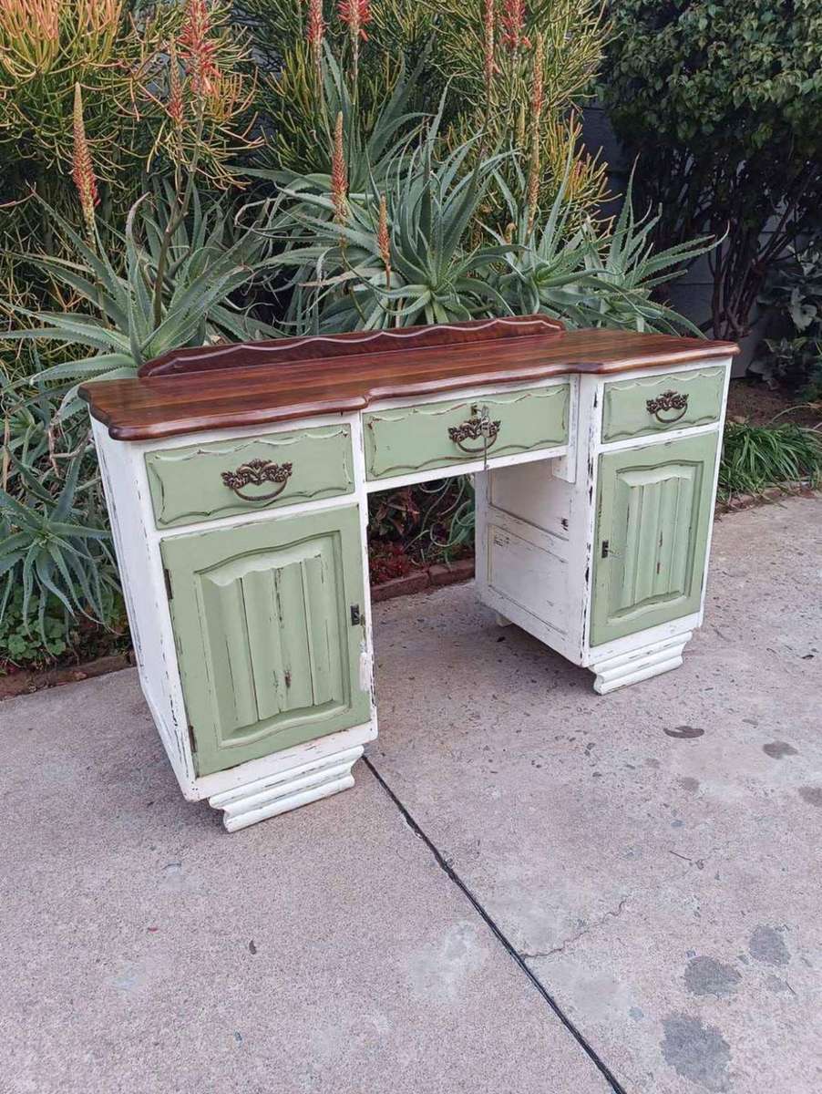 Finished dressing table