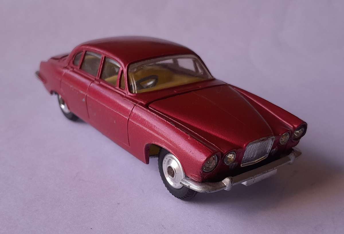 Corgi Toys 238 Jaguar Mk X Saloon In Original Box. 11.5cm.