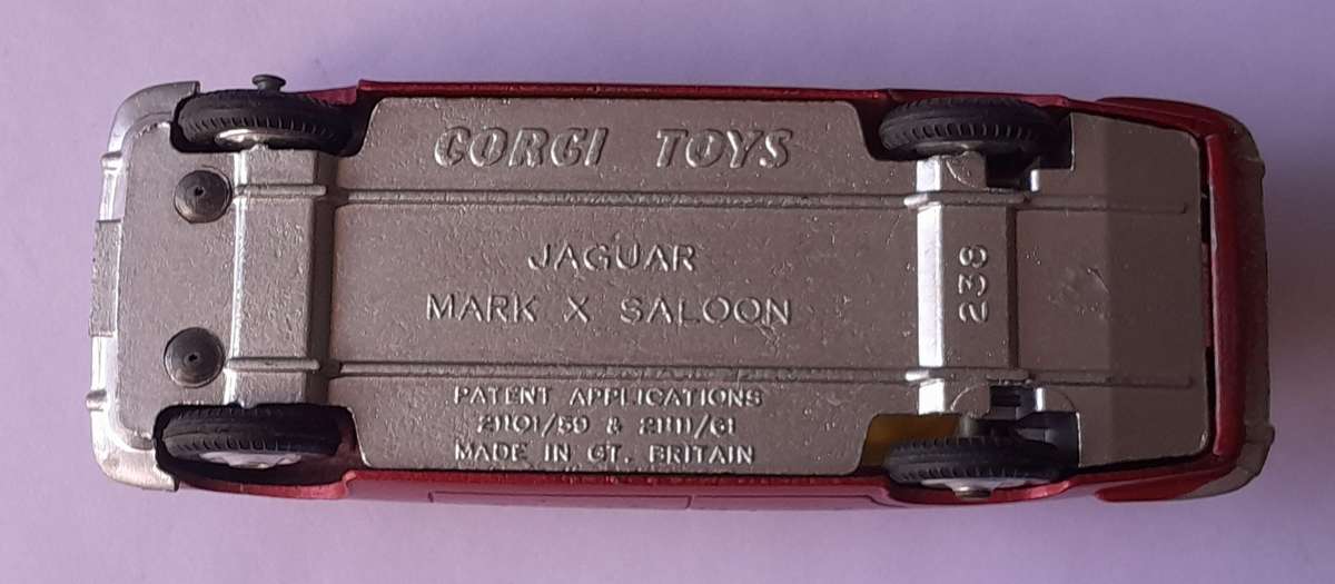 Corgi Toys 238 Jaguar Mk X Saloon In Original Box. 11.5cm.