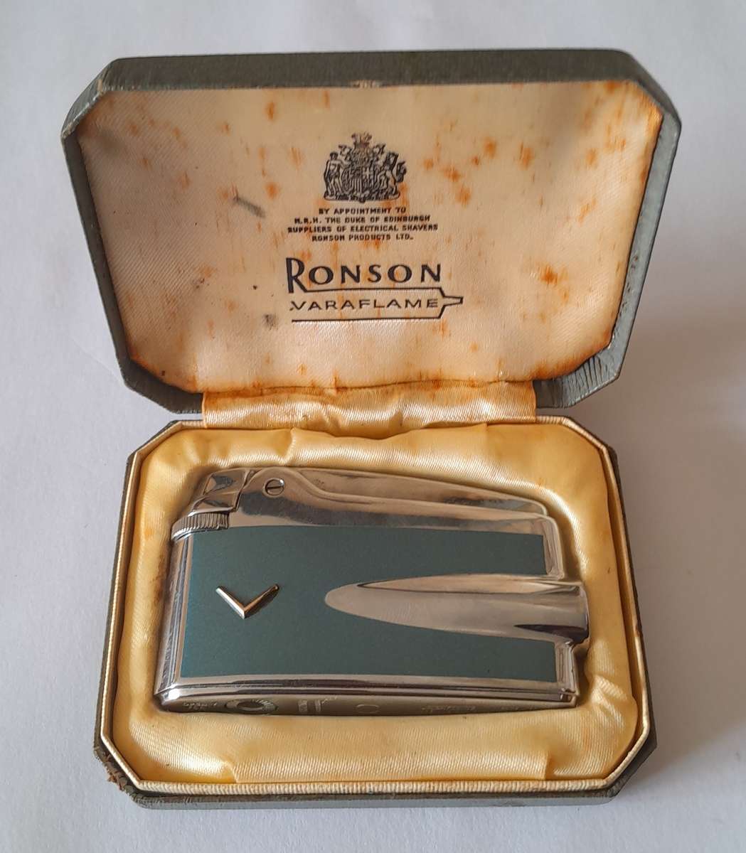 1950's Ronson Varaflame Lighter (Mint Condition) In Original Case. Superb Design.