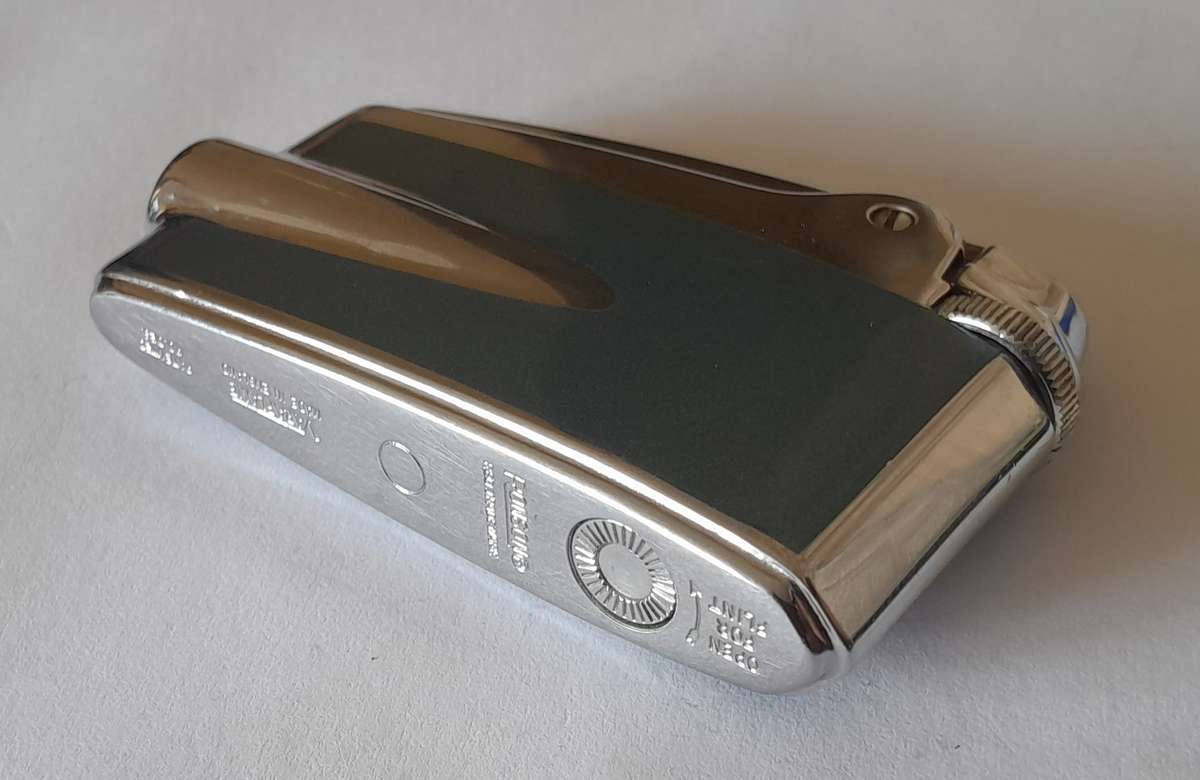 1950's Ronson Varaflame Lighter (Mint Condition) In Original Case. Superb Design.