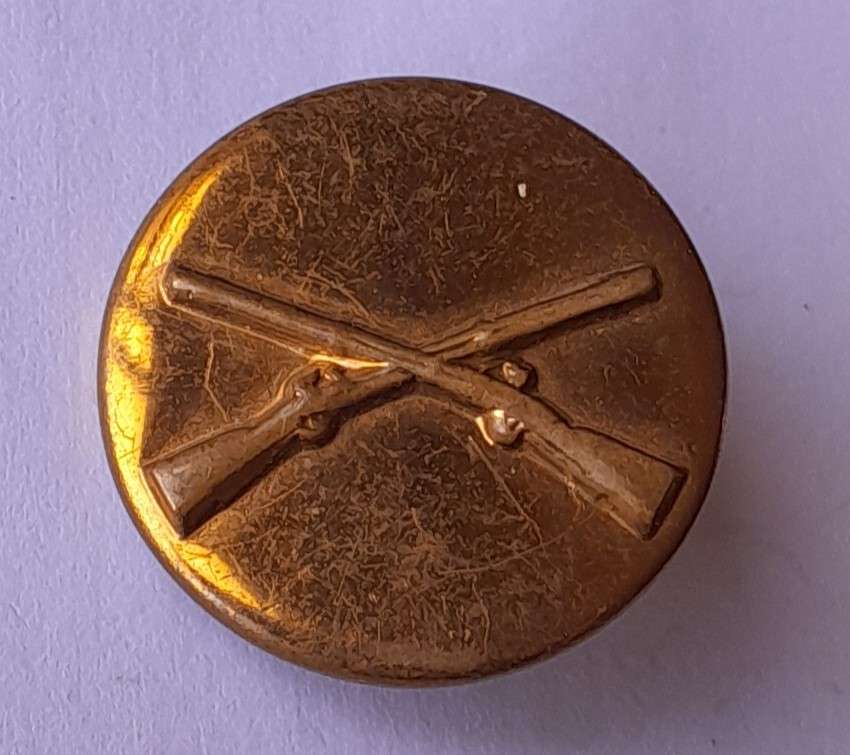 Early US Army Infantry Collar Badge.
