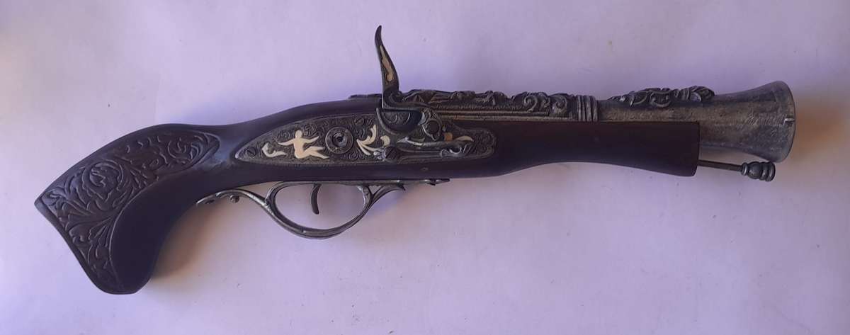 Vintage replica blunderbuss pistol with inlay and solid walnut, 40cm