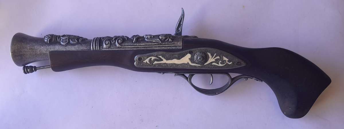 Vintage replica blunderbuss pistol with inlay and solid walnut, 40cm