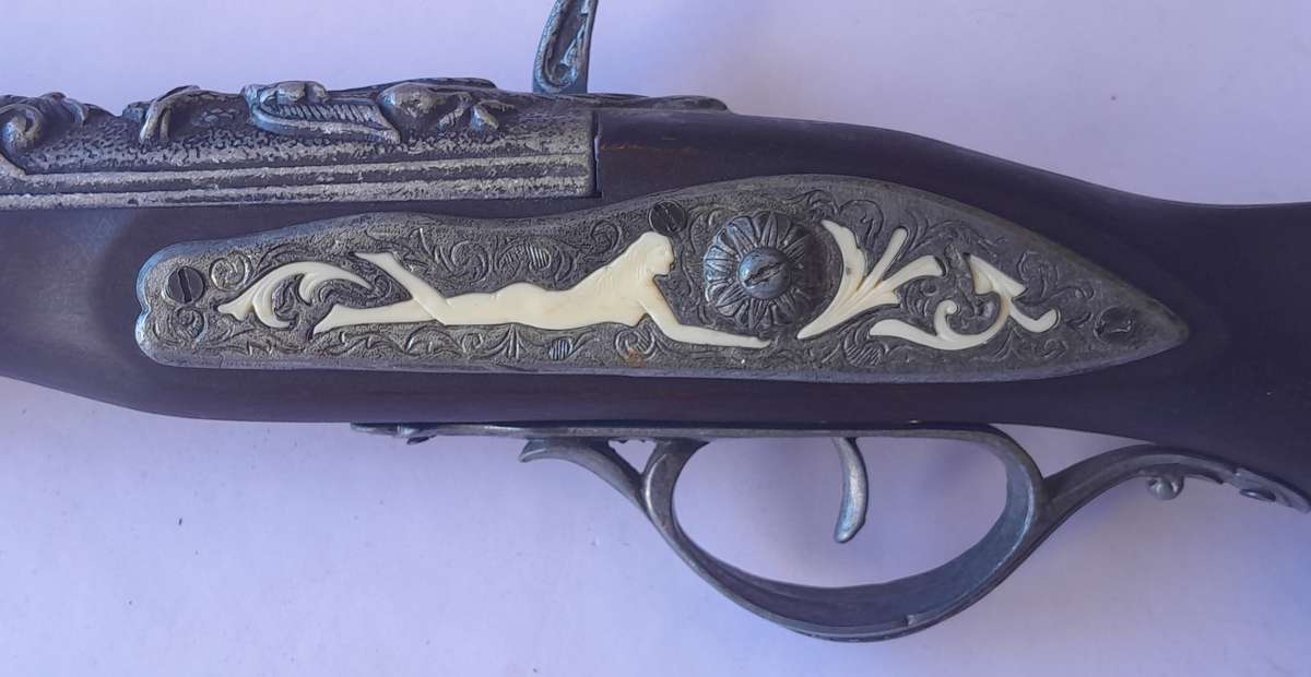 Vintage replica blunderbuss pistol with inlay and solid walnut, 40cm