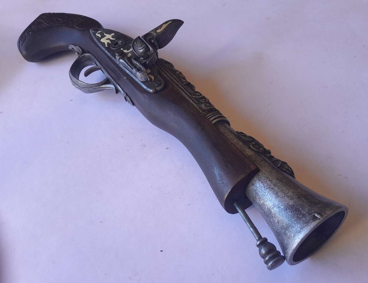 Vintage replica blunderbuss pistol with inlay and solid walnut, 40cm