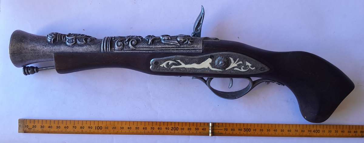 Vintage replica blunderbuss pistol with inlay and solid walnut, 40cm