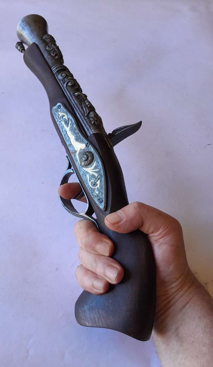 Vintage replica blunderbuss pistol with inlay and solid walnut, 40cm